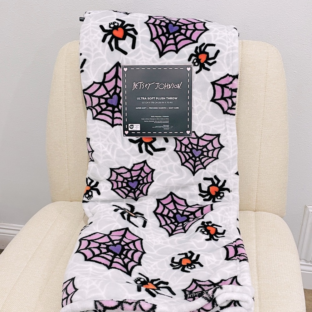 NEW Betsey Johnson Halloween Spider Heart Web Ultra Soft Plush‎ Throw Blanket